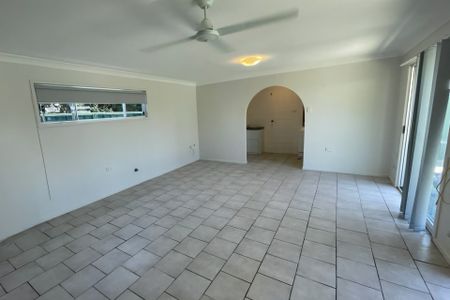 Renovated 1 bedroom granny flat with shared inground swimming pool - Photo 4