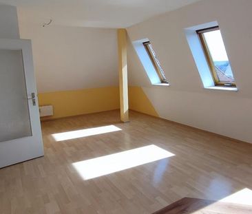 Helle 2-Raumwohnung im Dachgeschoss bis 15.12.2025 anmieten, ab 01.... - Photo 1