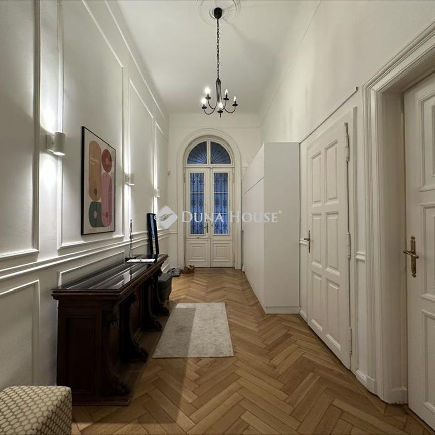 Kiadó újszerű állapotú lakás - Budapest VI. kerület - Photo 1