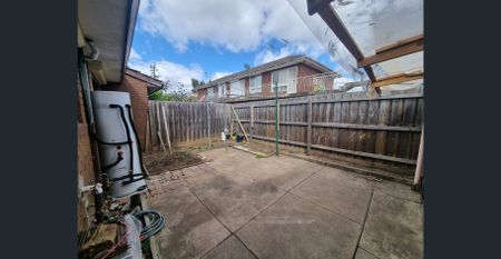 Neat 2 bedroom flat - Photo 2