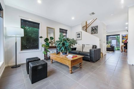 Modern & Appealing - Photo 3