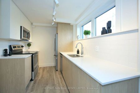 Beautiful Multiplex 1 Bed 1 Bath! - Photo 4