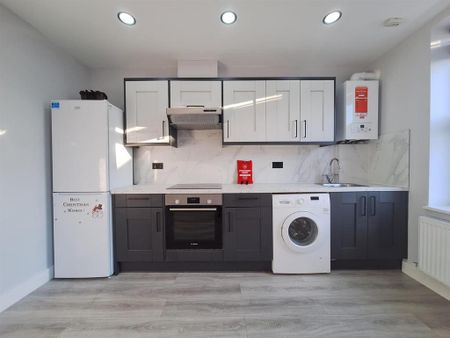 3 bedroom flat to rent - Photo 5