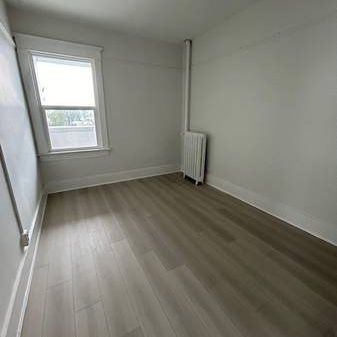 2 Bedroom, 1 Bath in Kitsilano-Rental Building - Photo 3