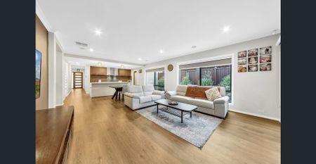 Prestige Family Living in the Heart of Quarters Estate !! - Photo 2