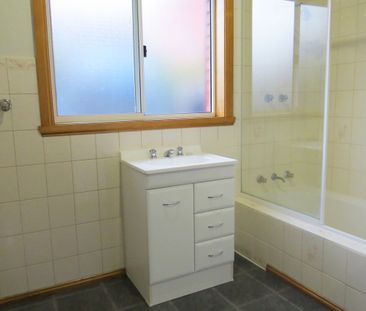 Neat one bedroom flat close to all amenities - Photo 4