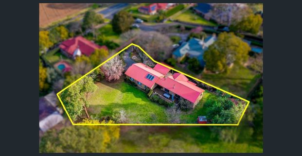 FAMILY-FRIENDLY ENTERTAINER IN SOUGHT-AFTER COBBITTY - Photo 1