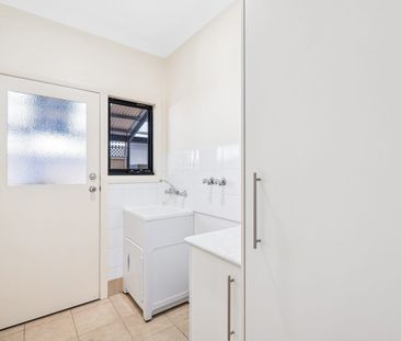 Spacious Townhouse - Photo 5