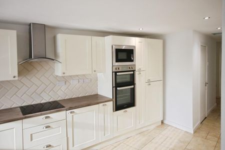 3 bedroom semi-detached house to rent - Photo 5