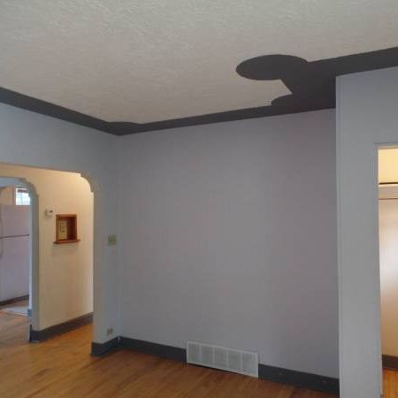 2 bdrms, 1 bath, upper main level near Stampede Park! - Photo 3