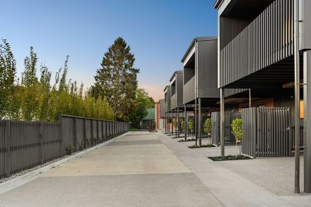 Modern 3 Bedroom Townhouse! - Photo 4