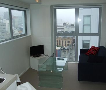 Bright apartment with wrap around balcony - Photo 4