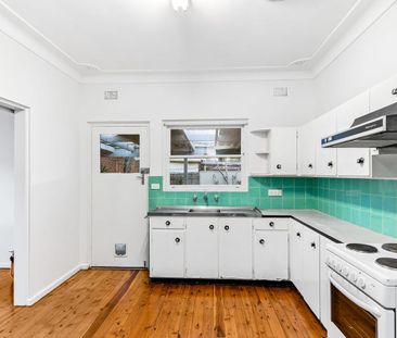 Full brick family home nestled in peaceful street - Photo 3