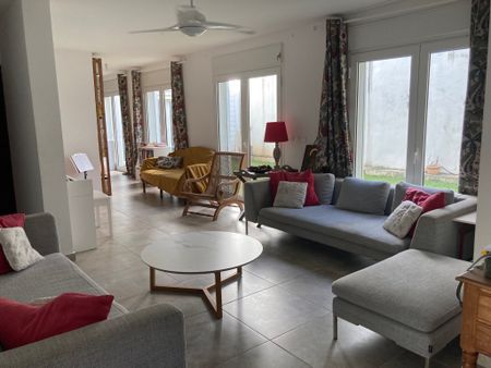 Location Appartement 6 pièces 147m² ST DENIS 97400 - Photo 2