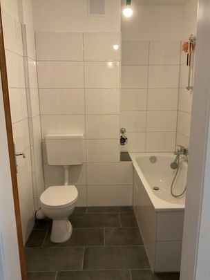 Sehr schöne renovierte 2 Zimmer DG Wohnung in Duisburg zu vermieten - Foto 1