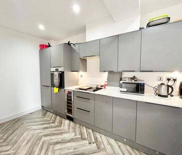 1 bedroom in a flat share to rent - Photo 2