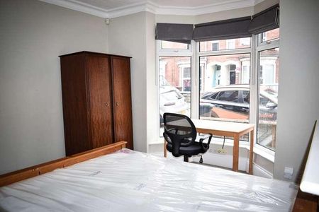 Spare Rooms Available At !! - Bills Included, LN5 - Photo 4