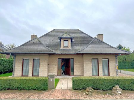 Alleenstaande villa met 3 slaapkamers, tuin en garage + oprit. - Photo 2