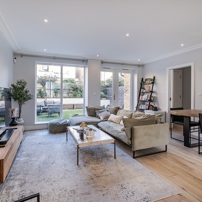 4 bedroom mews to rent - Photo 1