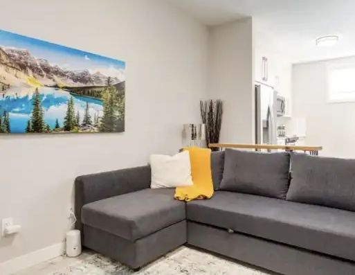 Fully FURNISHED & Equipped suite perfect for student or contract worker | 140 Walcrest Boulevard Southeast, Calgary - Photo 1