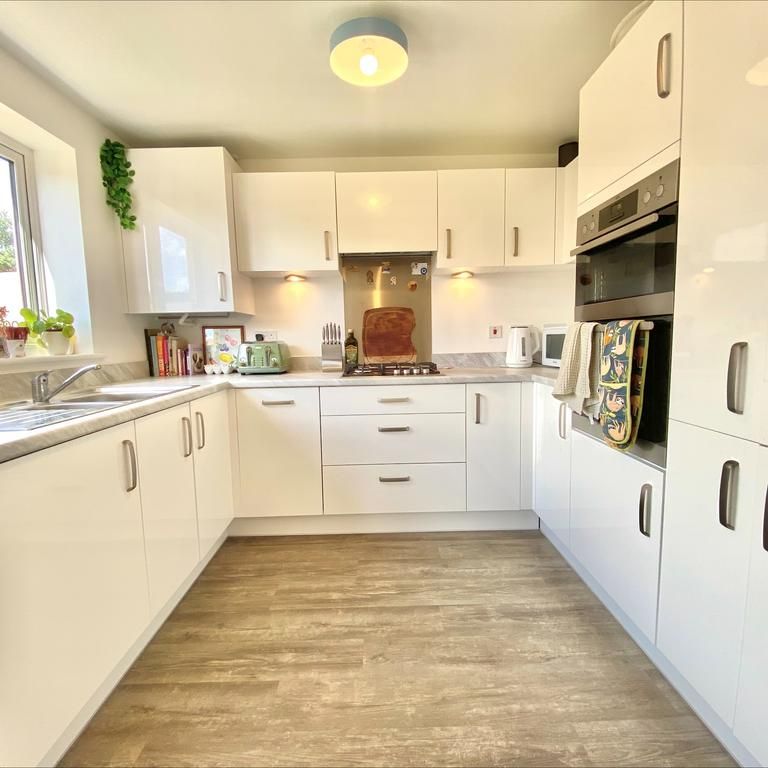 3 bedroom semi-detached house to rent - Photo 1