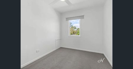 FAMILY HOME IN CONVENIENT STRATHPINE LOCATION - Photo 5