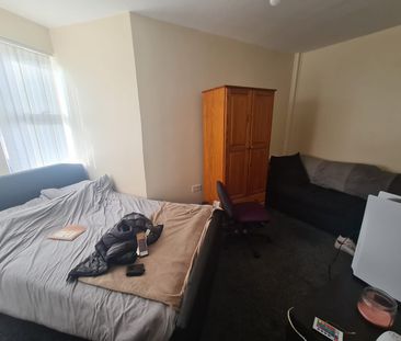 2 Bed - 6 Hill Top Street, Hyde Park, Leeds - LS6 1NW - Student - Photo 1