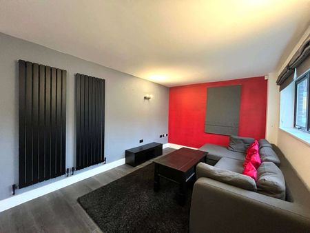 AVAILABLE NOW! Fully Furnished Two Double Bedroom Apartment in the Rope Works development. - Photo 2