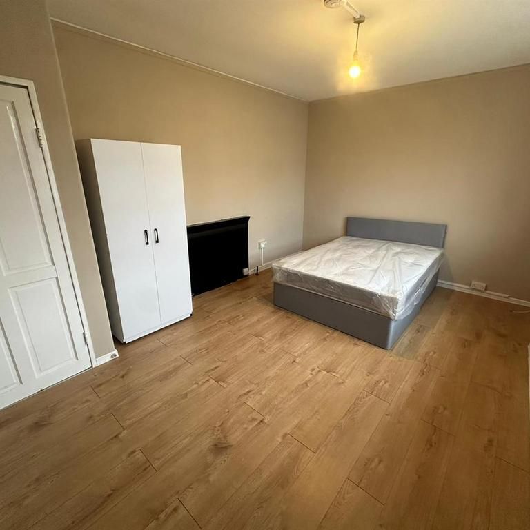 1 bedroom in a house share to rent - Photo 2