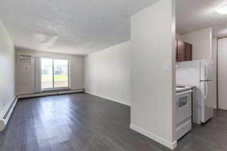 2 Bedroom - Photo 2