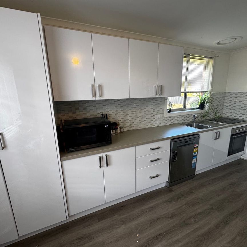 Modern 3 Bedroom Home - Photo 1