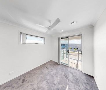 SPACIOUS 3 Bed Townhouse CONVENIENT Location - Photo 2