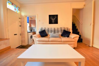 3 bedroom House in Harold View, Leeds - Photo 2