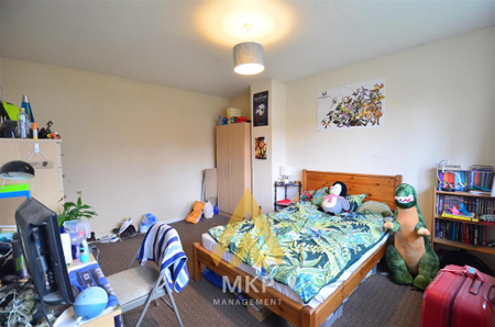 5 bedroom end of terrace house to rent - Photo 3