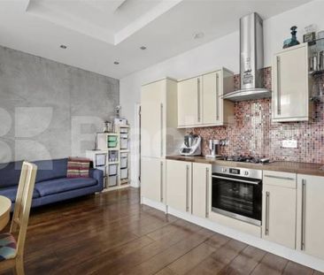 Spacious Split-Level Two Bedroom Apartment on High Road, N15 - Photo 6