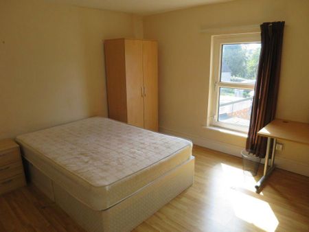 3 bedroom flat to rent - Photo 4