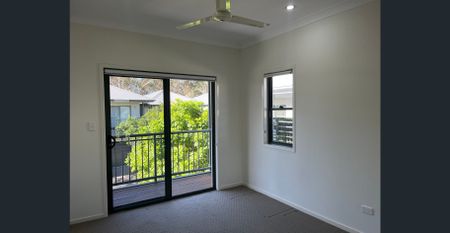 SPACIOUS TOWNHOUSE LOCATED IN WAKERLEY - Photo 4