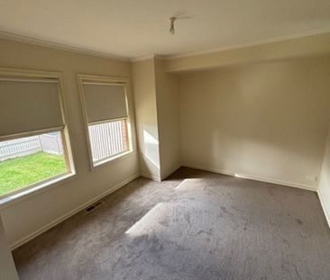 Freshly Updated, 3 Bedroom, 2 Bathroom - Photo 4