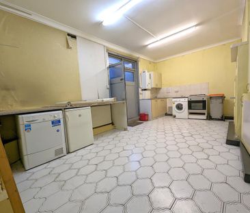 LARGE SHOP TO LET FLEXIBLE LEASE NO PREMIUM WEST HENDON BROADWAY NW9 - Photo 2