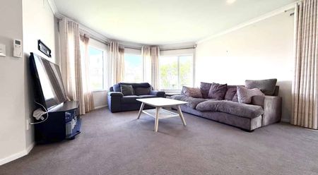 4 Bedroom Home in Newlands - Photo 2