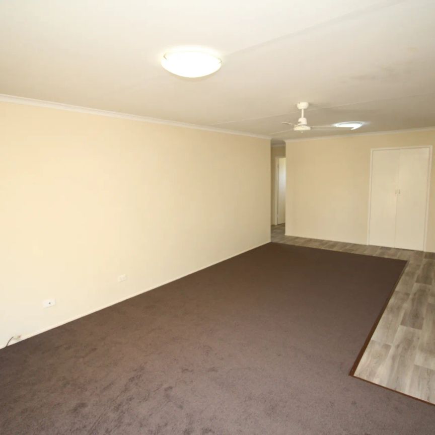 THREE BEDROOM VALUE RENTING - Photo 1