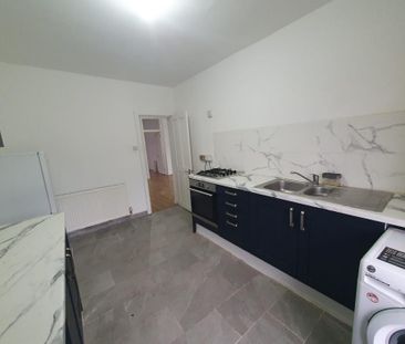 3 bedroom flat to rent - Photo 2