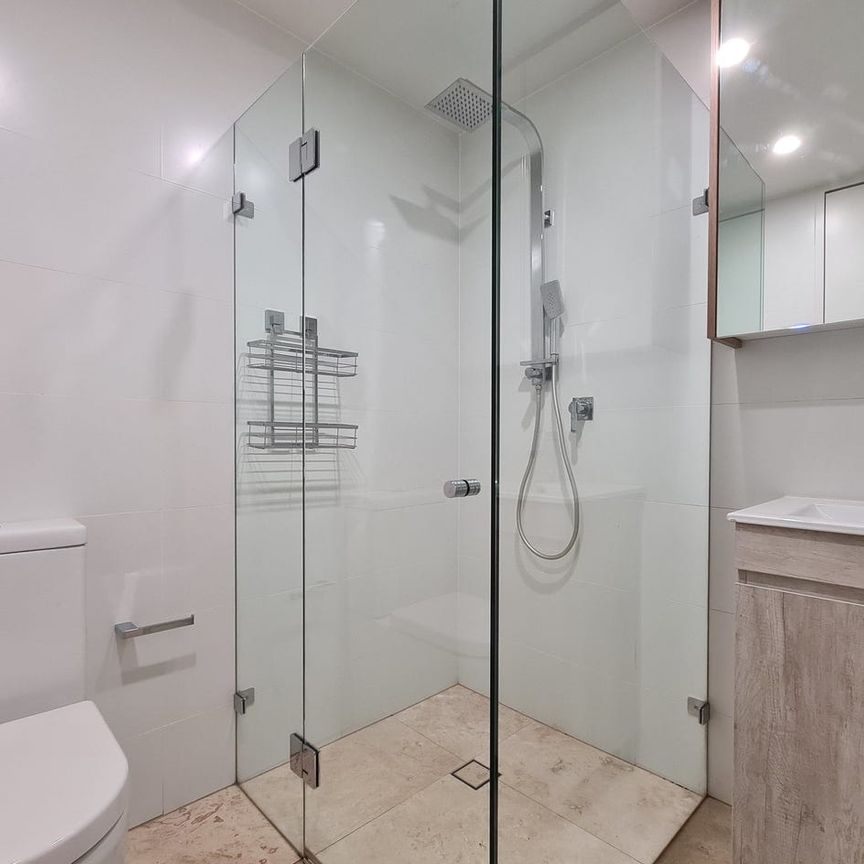 Modern Two Bedroom Apartment - Photo 1