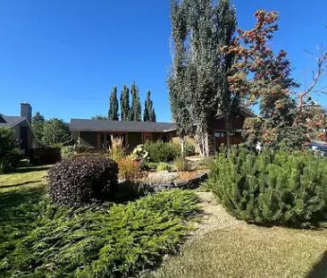 Beautiful home with renovated kitchen, AC, and professional landscaping | 207 Parkglen Crescent Southeast, Calgary - Photo 1