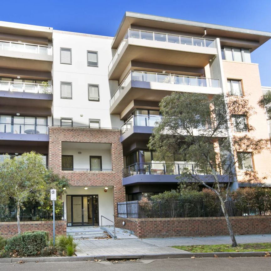Top Floor Penthouse-Style Apartment in a Prime Location - Photo 1