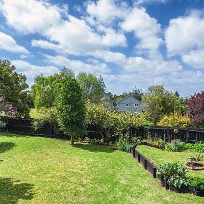 Large, sunny family home, fully fenced backyard - Photo 1