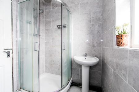 The Village Street, Burley, Leeds - Photo 3