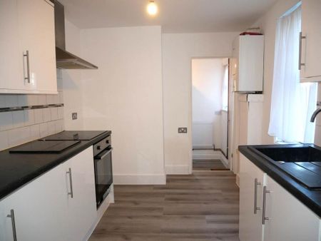3 bedroom terraced house to rent - Photo 3