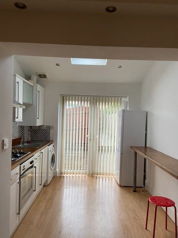 2 Bed Semi-Detached House, Holdenhurst Road, BS15 - Photo 3