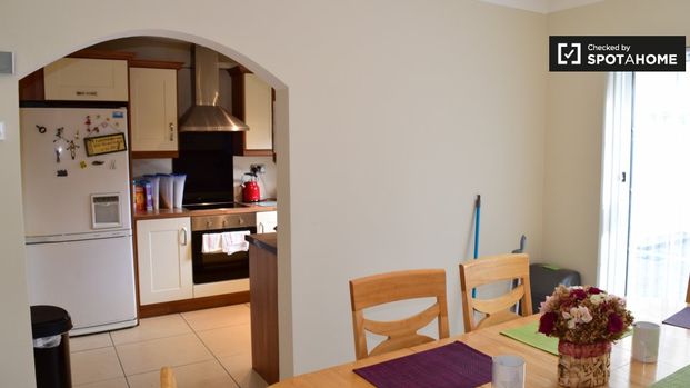 Twin bedroom in 5-bedroom apartment in Clondalkin, Dublin - Photo 1